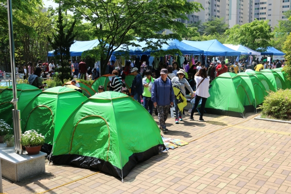 지난달 28일 웅상종합사회복지관에서 '제4회 아나바다 돗자리장터'를 개최했다.