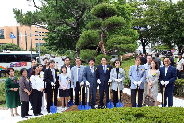 허성무 창원시장이 취임 기념식수를 끝낸 후 기념촬영을 하고 있다(사진제공=창원시)