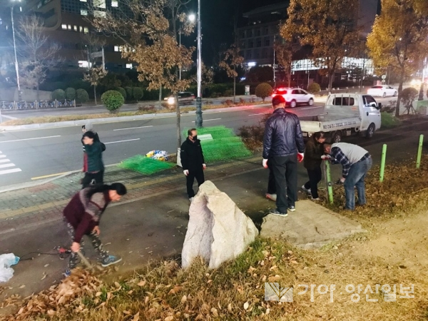 양산부산대학교병원 맞은편 휀스를 철거하고 있다.