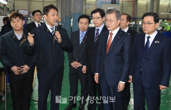 13일 경남을 찾은 문재인 대통령이 스마트 공장인 삼천산업을 방문해 관계자의 설명을 듣고 있다. 이날 방문에는 김경수 도지사와 허성무 창원시장 등이 수행했다.(사진제공=경남도)