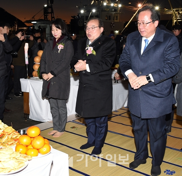 오거돈(가운데) 부산광역시장이 박인영(왼쪽) 부산시의회 의장, 김석준 교육감과 함께 풍어를 기원하며 고사상에 절을 올리고 있다.(사진제공=부산시청)