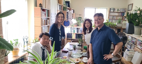 의암별제 조사연구 및 기록화사업에 참여하는 경상국립대학교 경남문화연구소 김덕환 교수외 연구진들