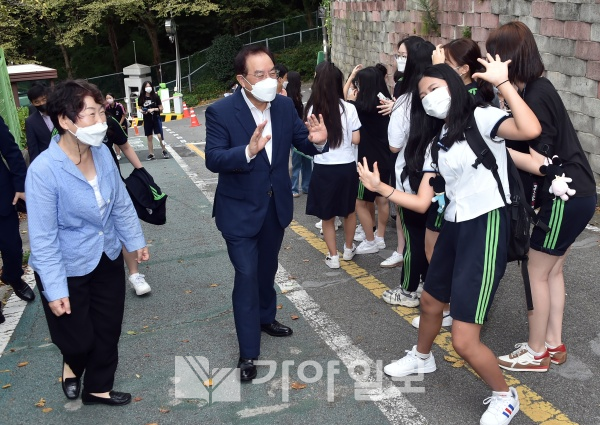 하윤수 부산광역시교육감이 16일 중학교 2학기 개학 준비상황을 점검하고 있다.(사진제공=부산교육청)