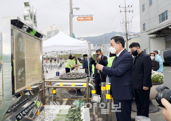 경남 창원특례시가 11일 김주열 열사 시신 인양지에서 개최한 62주년 김주열 열사 추모식에 참석한 허성무 시장이 헌화하고 있다.(2022년.4.11. 가야일보 자료사진)